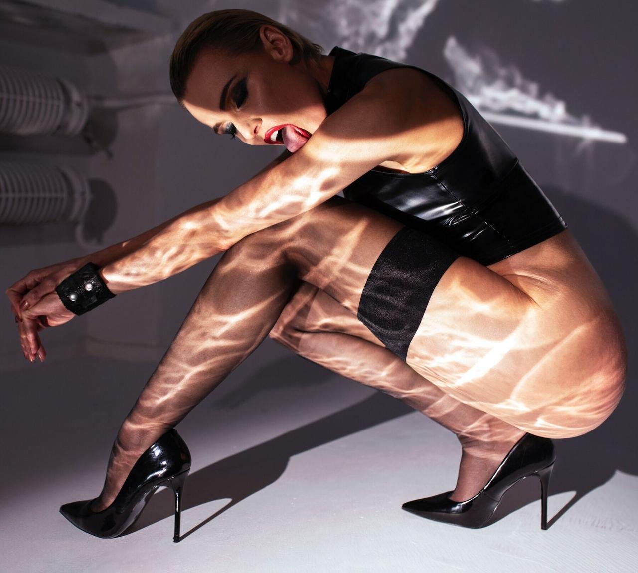 6566800274_top-noir-handmade